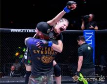 Roxy huggin John after the match at Invicta 8.